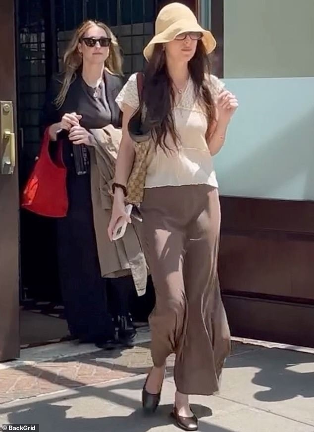 99060875_14782451_Dakota_Johnson.jpg