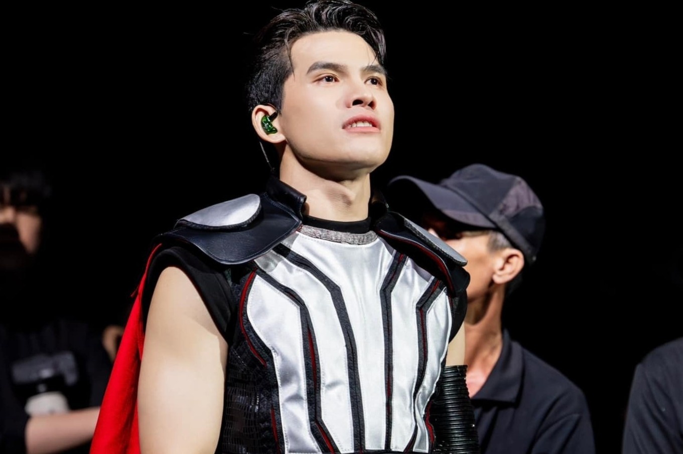 Thay gi tu on ao Quoc Thien bi kien hinh anh