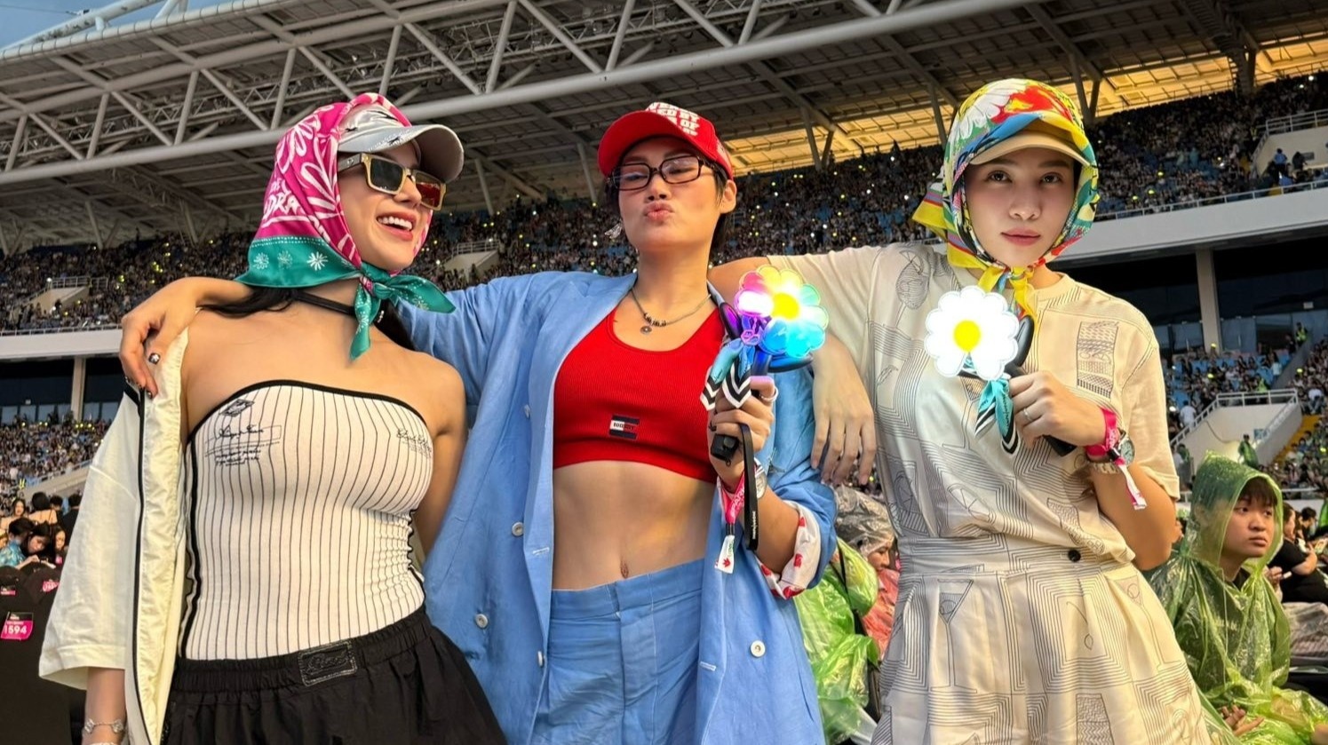 Diep Lam Anh, Dam Thu Trang doi mua xem G-Dragon o san My Dinh hinh anh