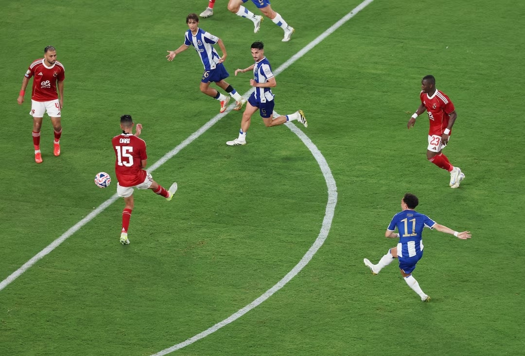 Porto bi cam hoa trong tran cau 8 ban thang hinh anh