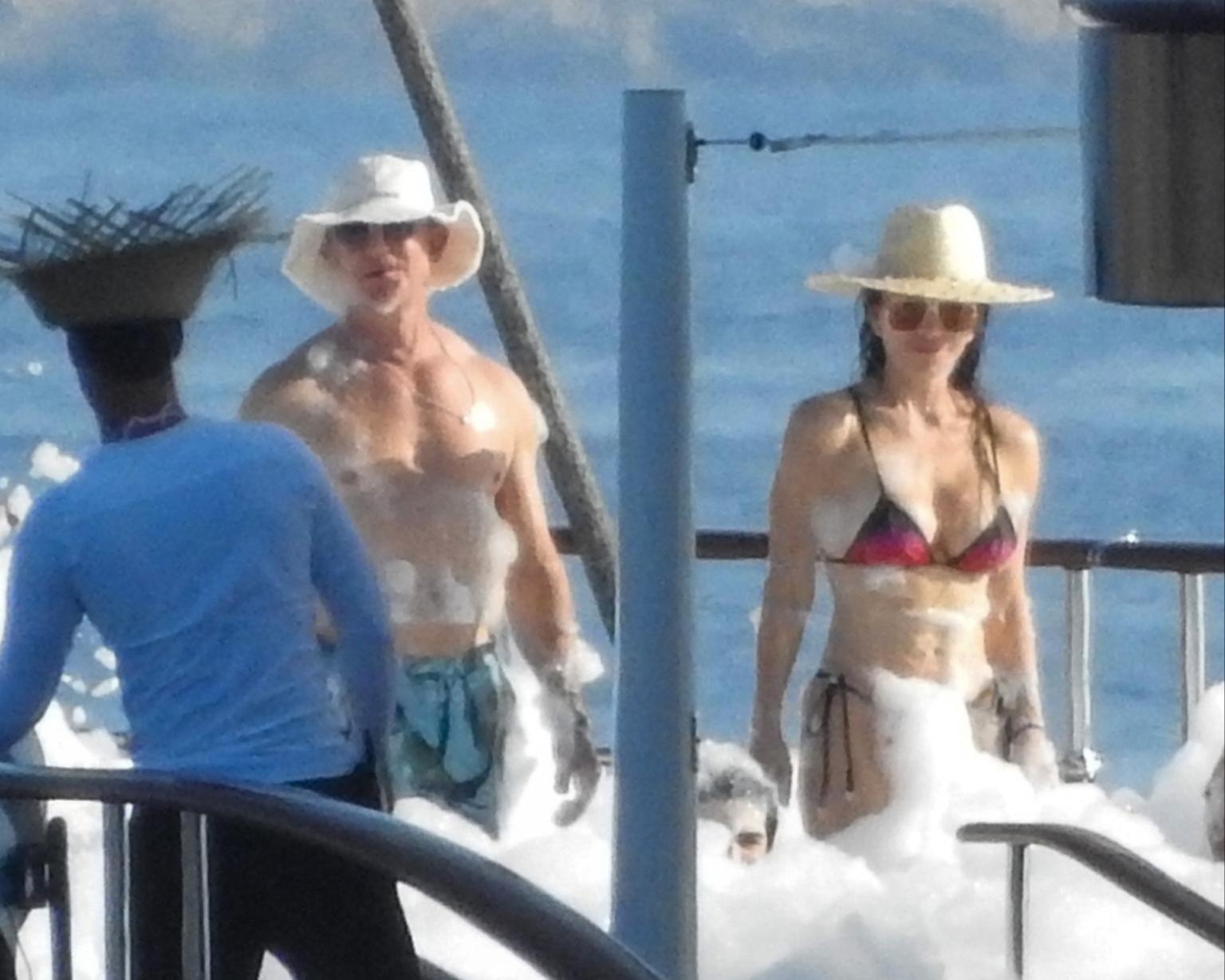 Ty phu Jeff Bezos mo tiec tren sieu du thuyen truoc le cuoi hinh anh