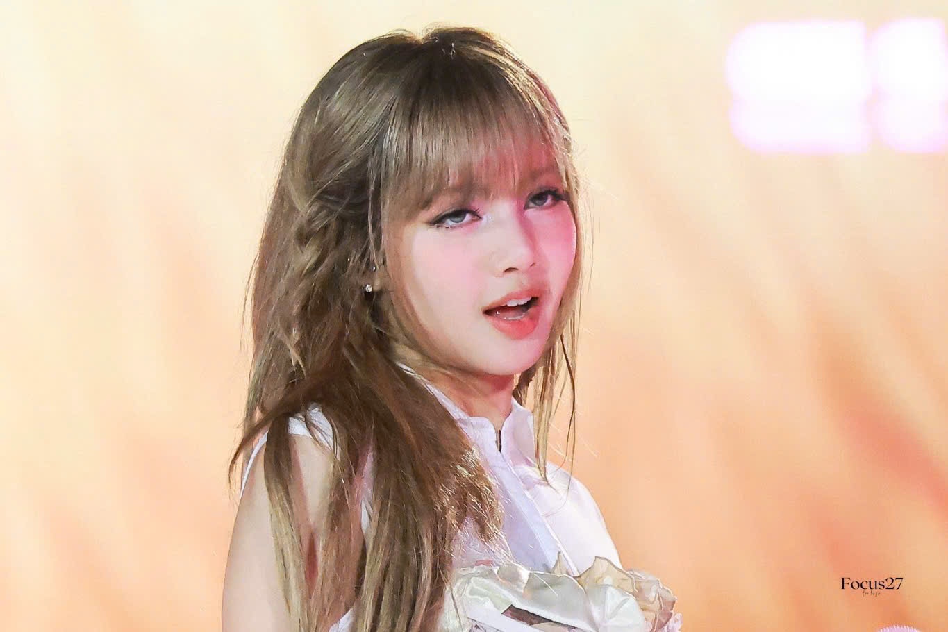 Lisa gay sot voi tao hinh ‘bup be song’ hinh anh