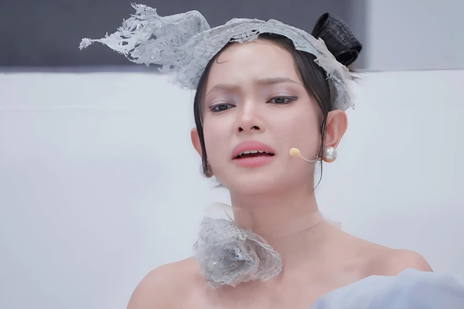 Chau Bui am anh viec bi che hinh anh