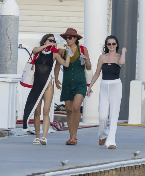 45pm_et_selena_gomez_living_110059215.jpg