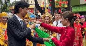 Hoang thuy linh den vau anh 1
