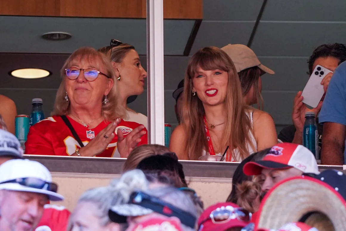 Mẹ Travis Kelce và Taylor Swift gây chú ý giữa ồn ào clip
