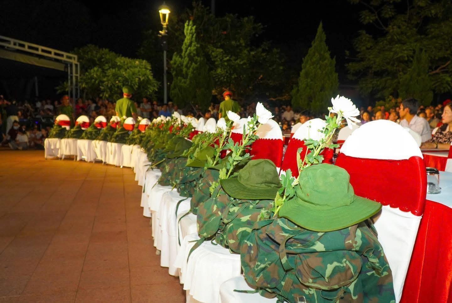 Hinh anh thieng lieng tai buoi chieu 'Mua do' o Thanh co Quang Tri hinh anh