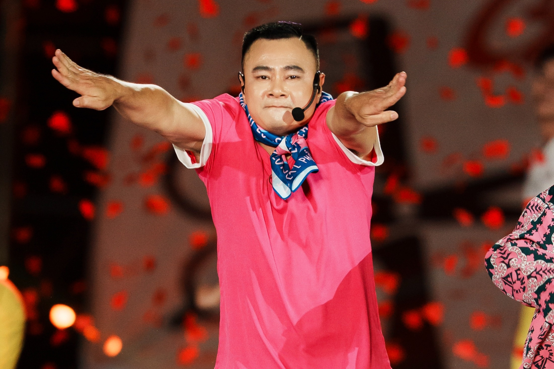 Tu Long cuu concert Anh trai vuot ngan chong gai le the den rang sang hinh anh