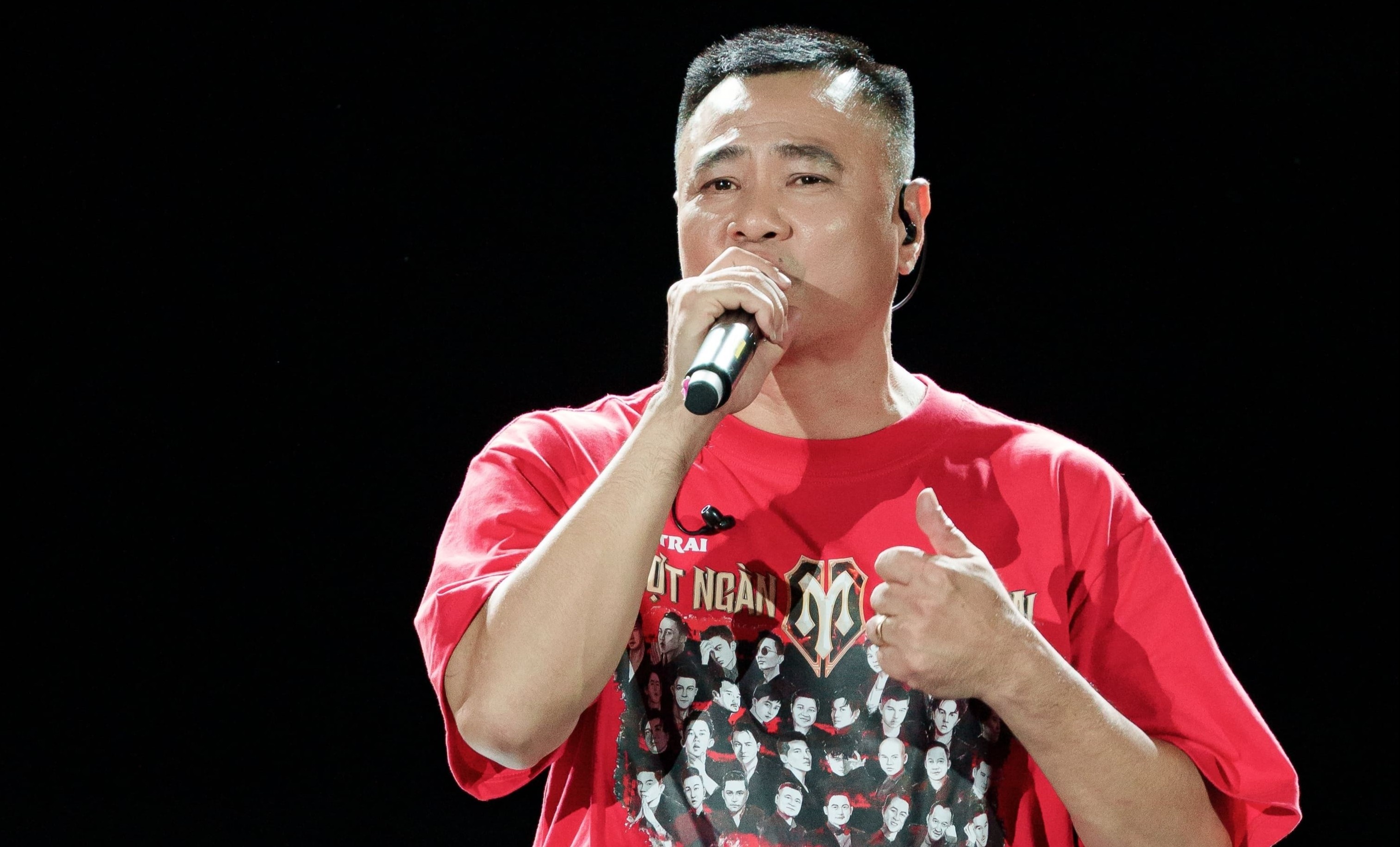 Tu Long cui lay, Anh trai chong gai ket trong nuoc mat hinh anh