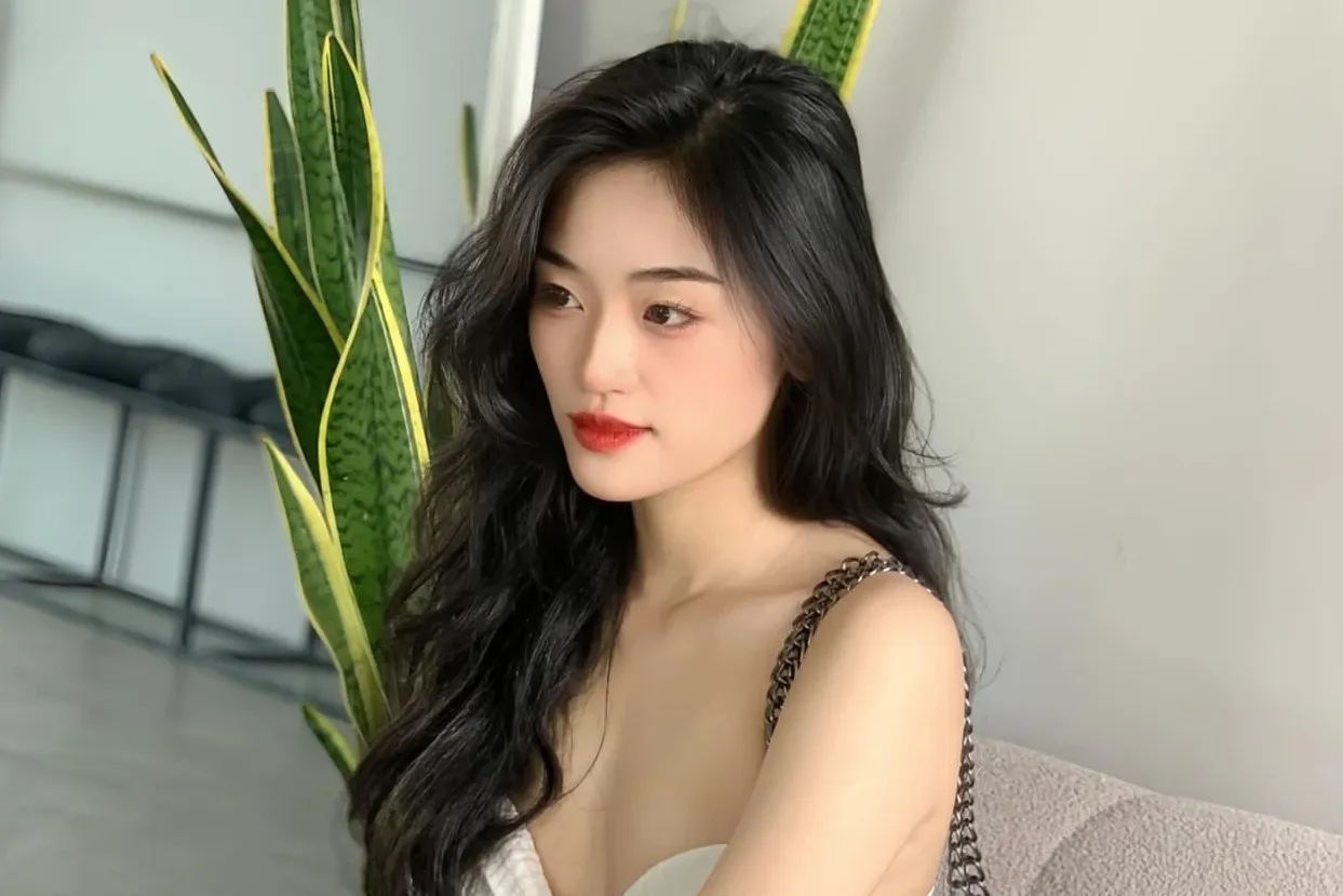 Hoa hau Yen Nhi noi ve hinh anh 'sanh dieu' du me ban ve so hinh anh