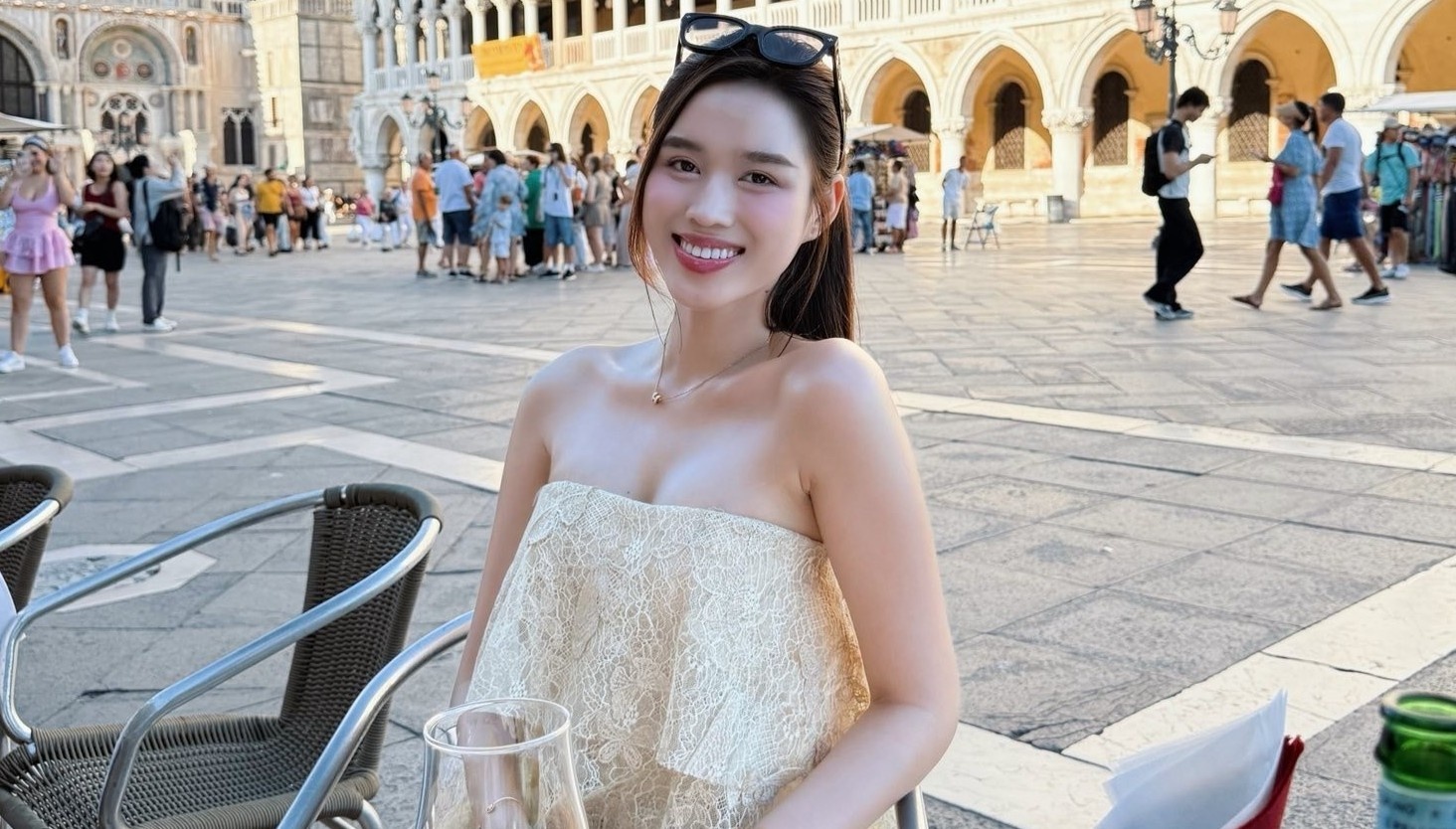 Do Thi Ha goi cam o troi Tay hinh anh