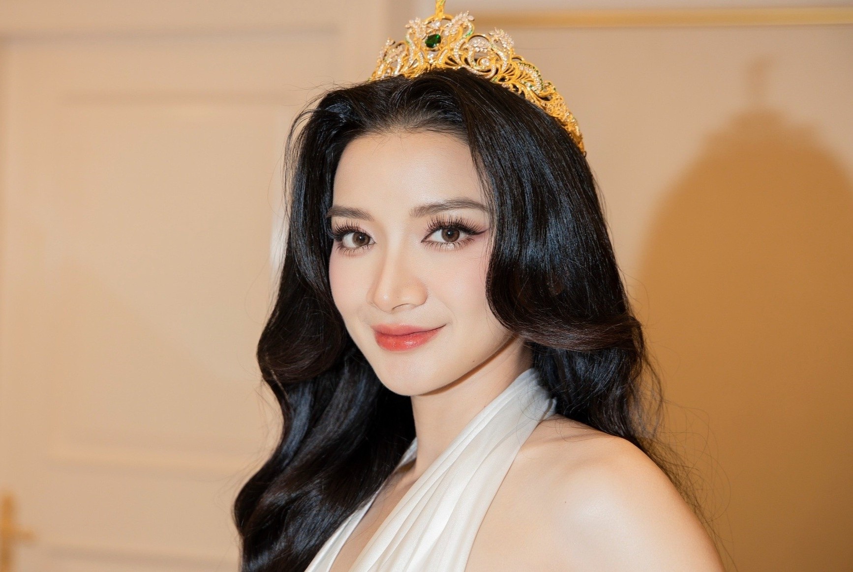 4 co gai dung sau Hoa hau Yen Nhi hinh anh