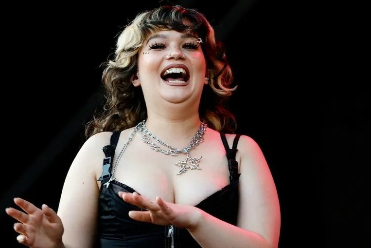 Nu ca si nga guc tren san khau hinh anh