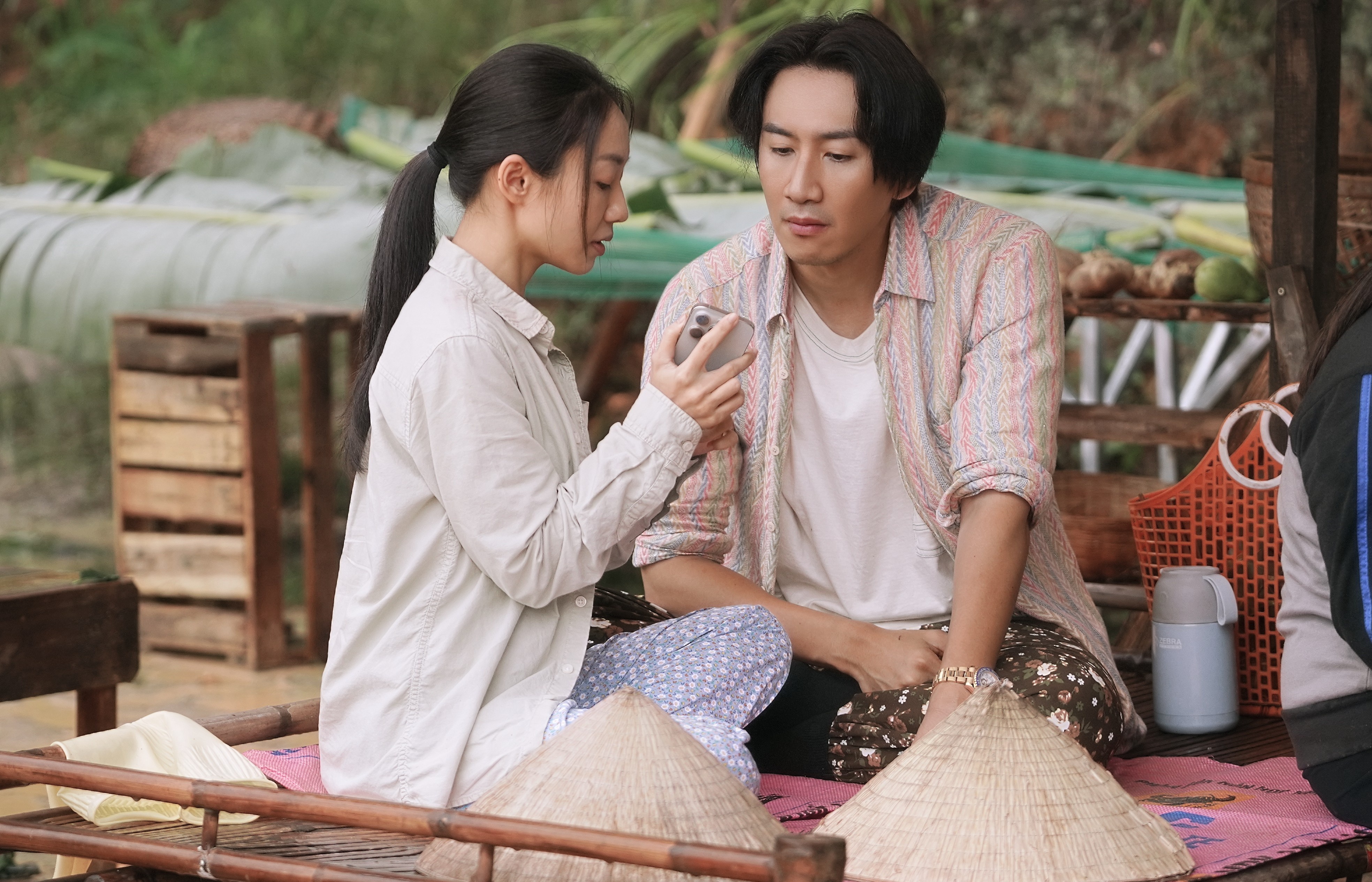 'Tay anh giữ một vì sao' - Hoàng Hà và Lee Kwang Soo trật nhịp