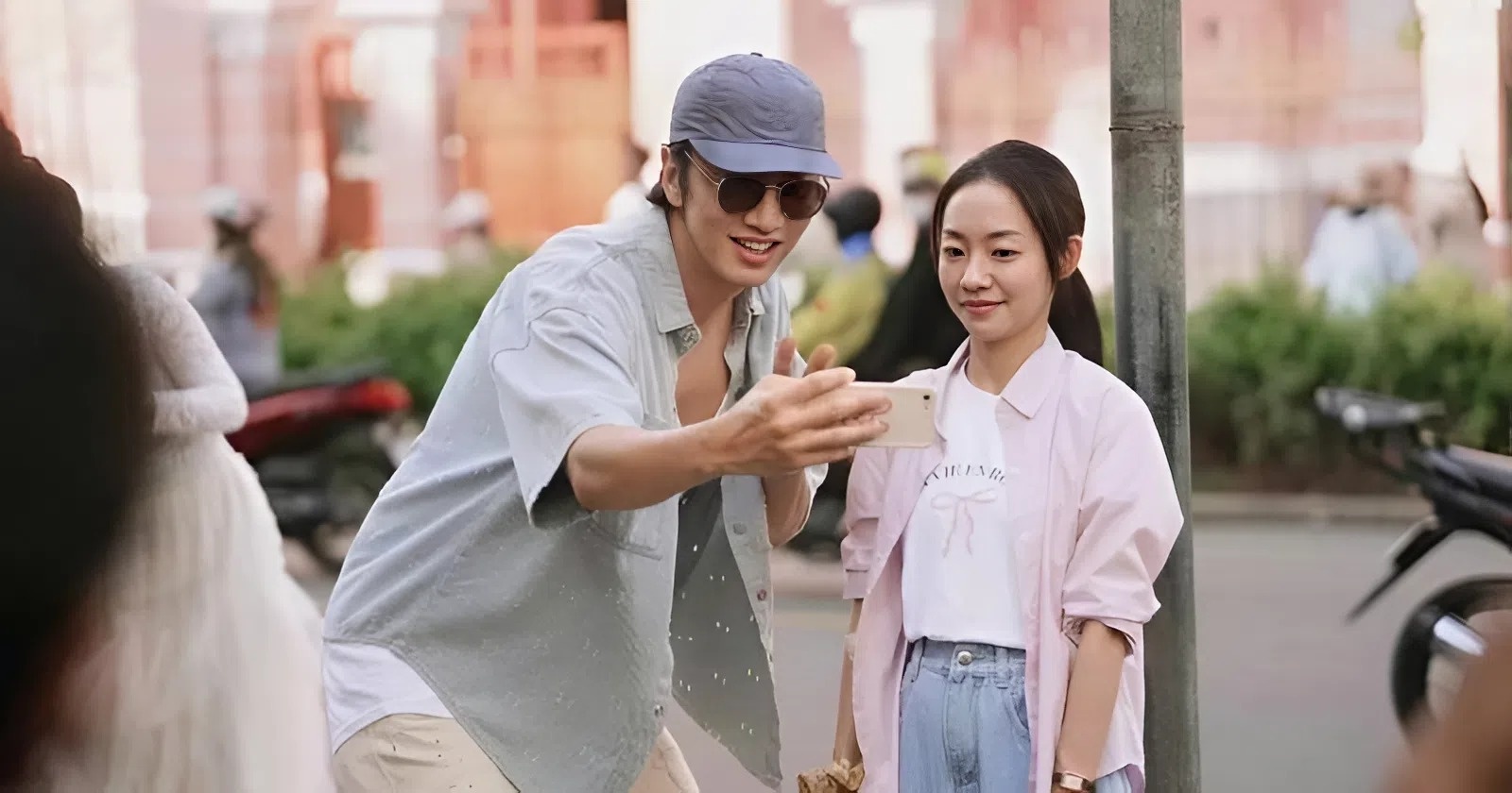 'Tay anh giữ một vì sao' - Hoàng Hà và Lee Kwang Soo trật nhịp