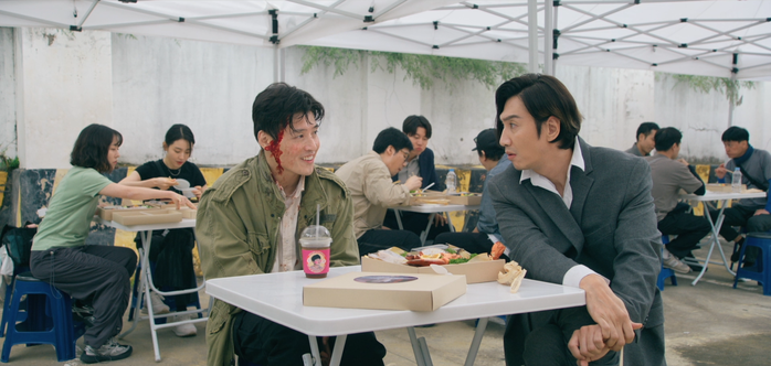 'Tay anh giữ một vì sao' - Hoàng Hà và Lee Kwang Soo trật nhịp