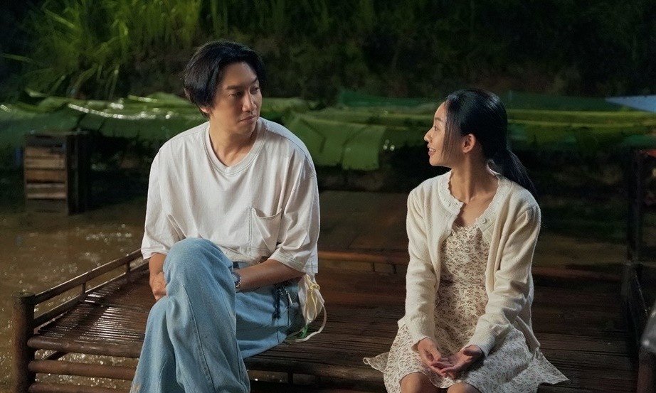 'Tay anh giữ một vì sao' - Hoàng Hà và Lee Kwang Soo trật nhịp