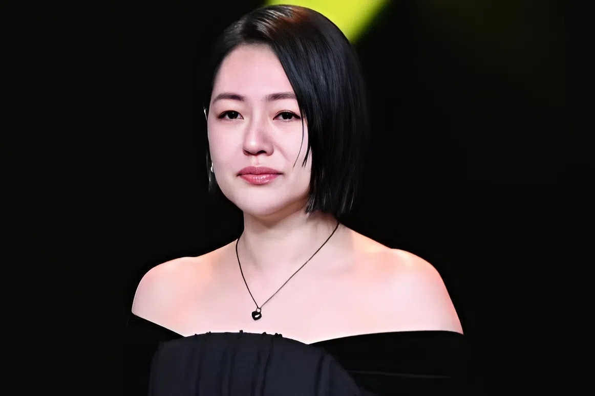 Em gai deo vong co chua tro cot Tu Hy Vien hinh anh