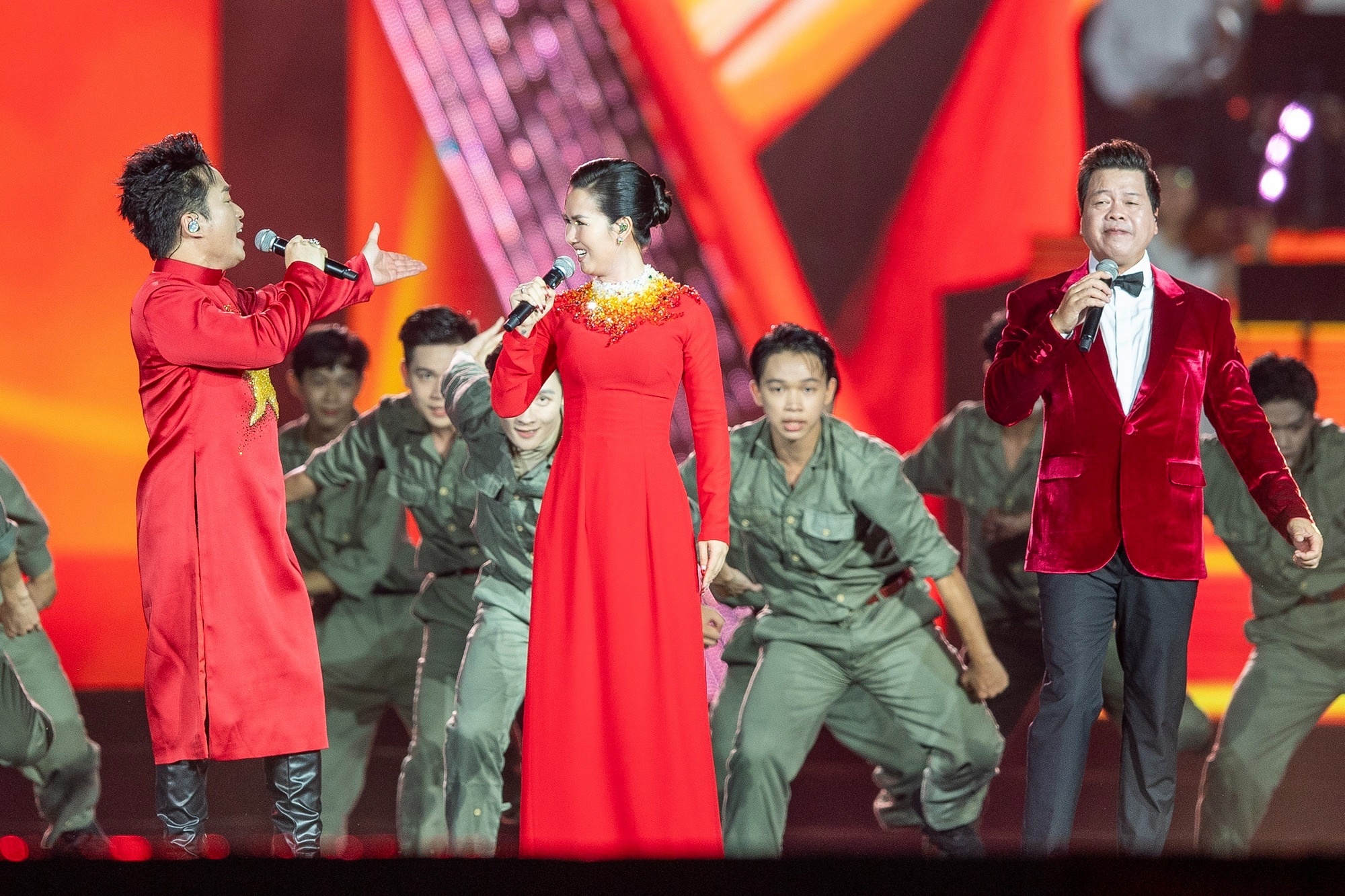 'To quoc trong tim' - tu concert quoc gia den su bung no rap phim hinh anh