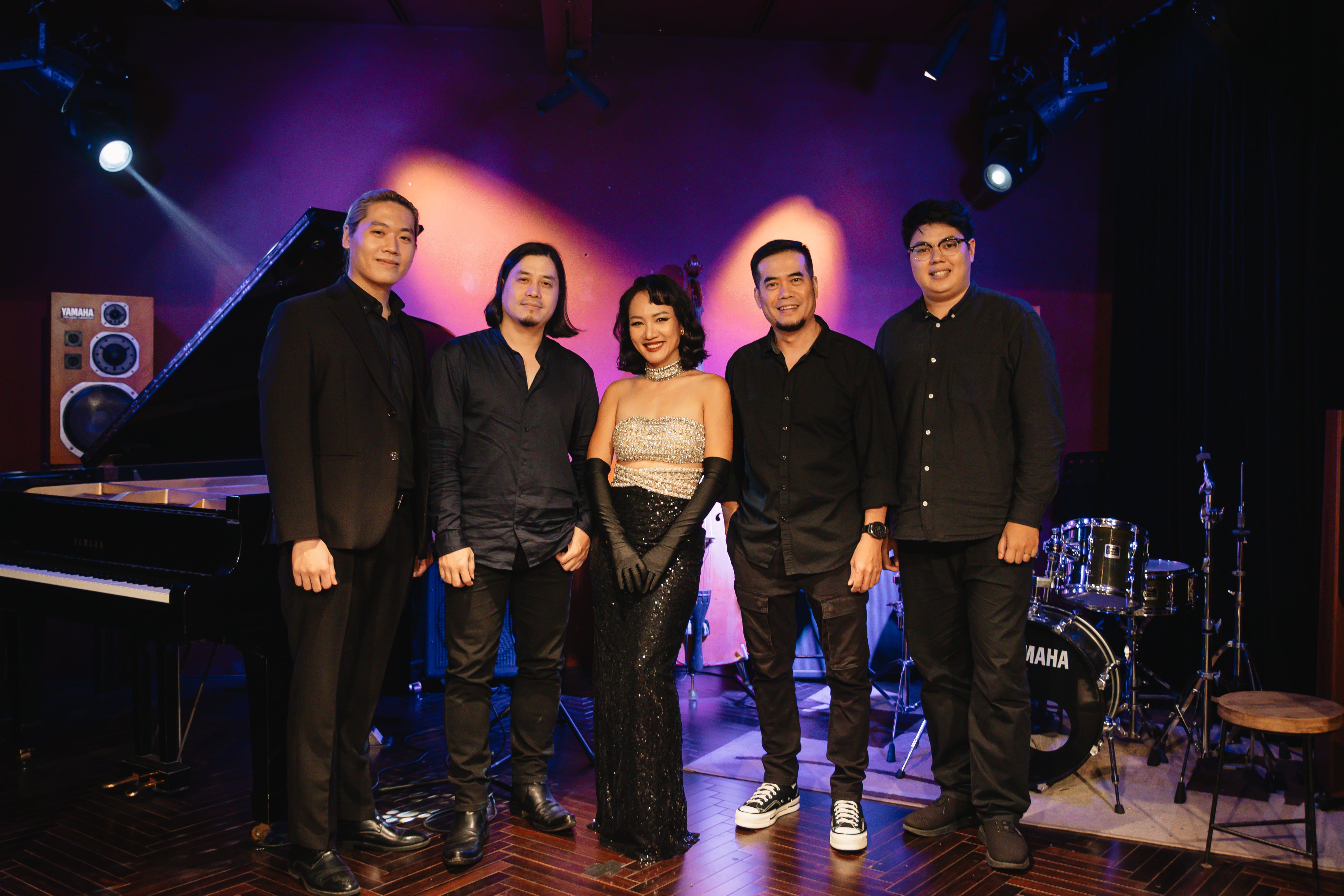 Nhac Trinh duoc dich sang tieng Anh hinh anh