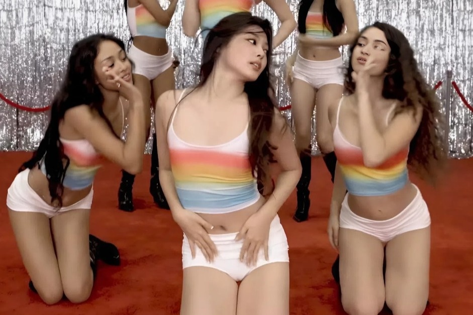 Nhom nhac nu lai gay tranh cai hinh anh