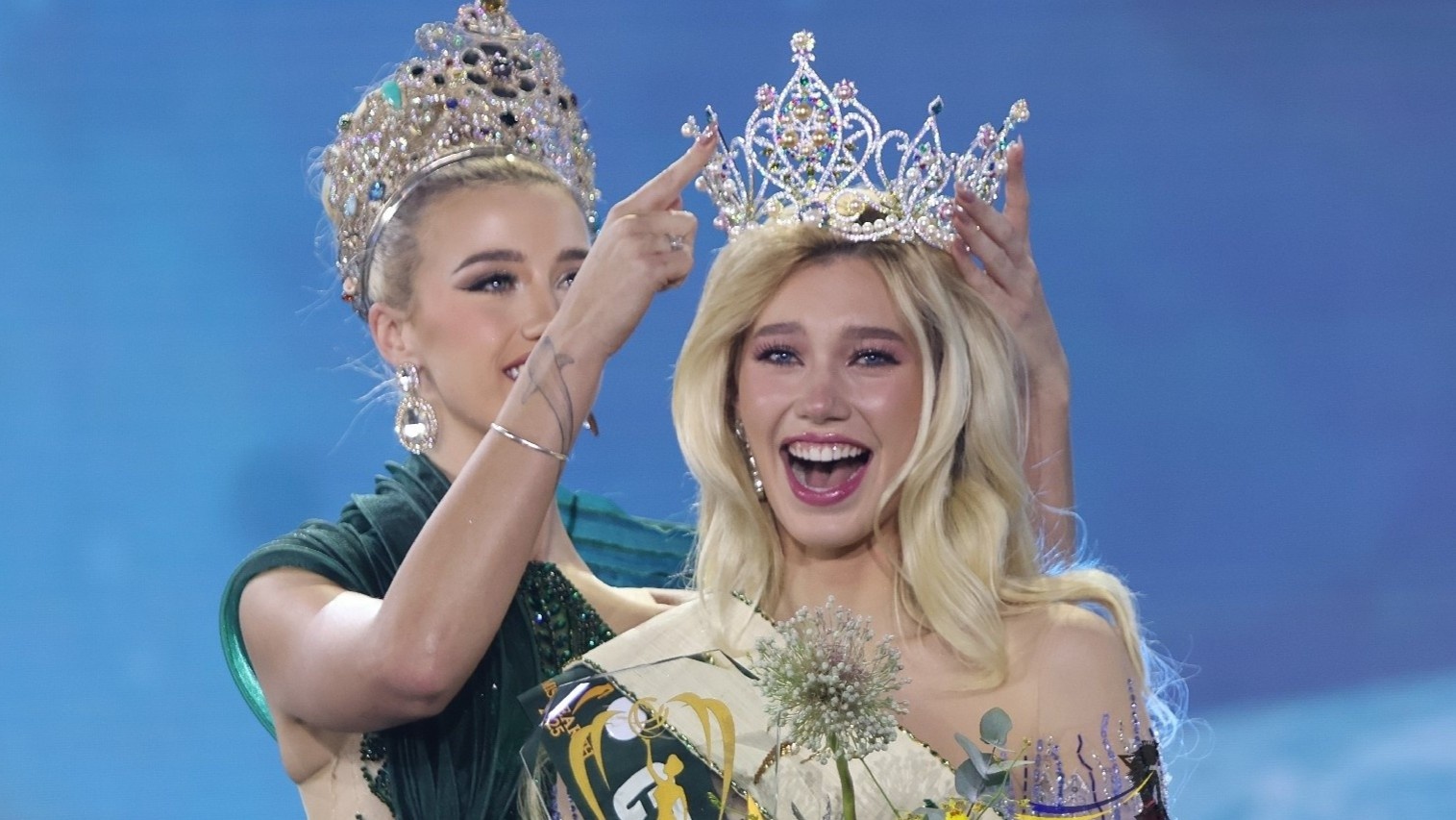 My nhan 21 tuoi dang quang Hoa hau Trai Dat hinh anh