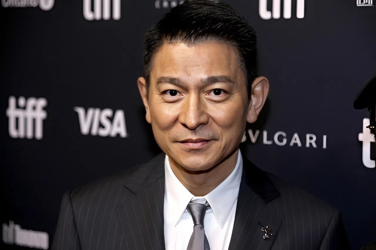 Luu Duc Hoa kinh ngac khi phat hien co nguoi nup duoi gam giuong hinh anh