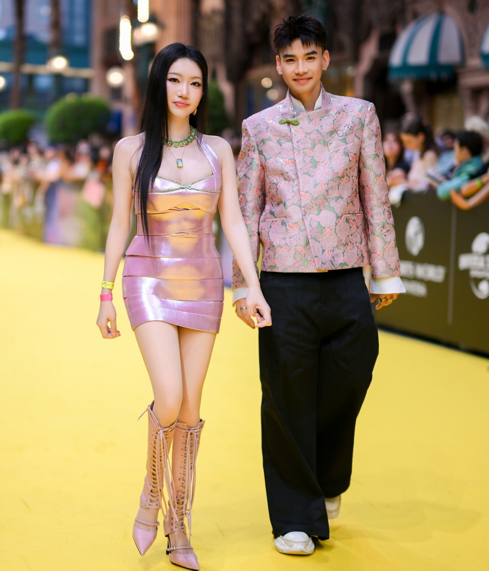 Orange xuất hiện cùng Dương Tử Quỳnh và Ariana Grande