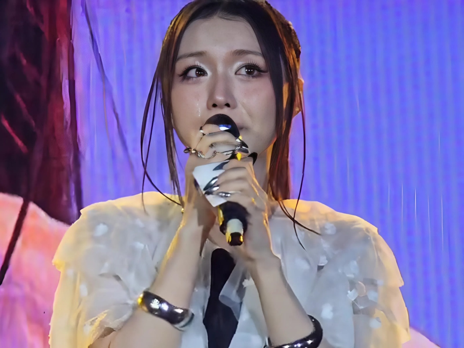 Han Sara khoc nuc no hinh anh