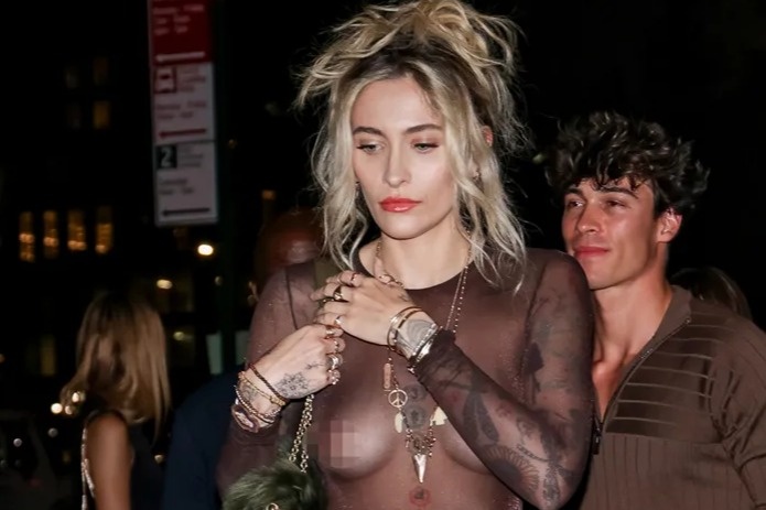 Con gai Michael Jackson buc xuc hinh anh