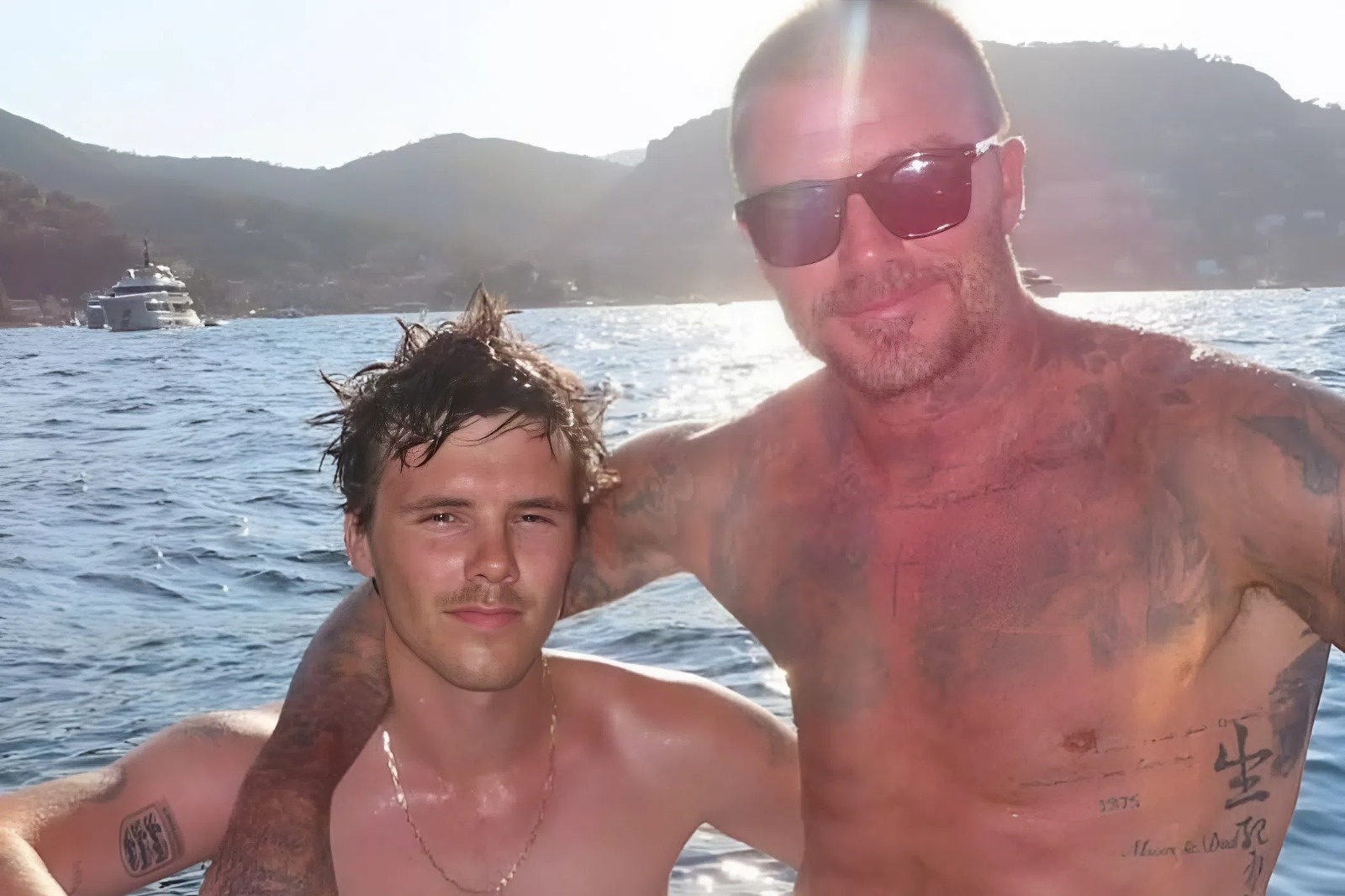 Vo chong Beckham 'bat khoc vi con' hinh anh