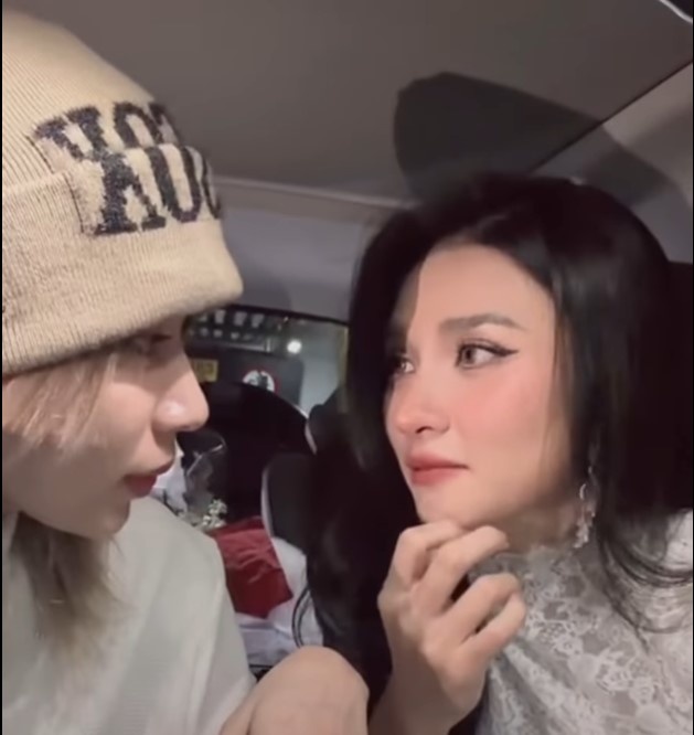 Kim Tuyến và Đồng Ánh Quỳnh có nhiều tương tác thân thiết trên livestream.