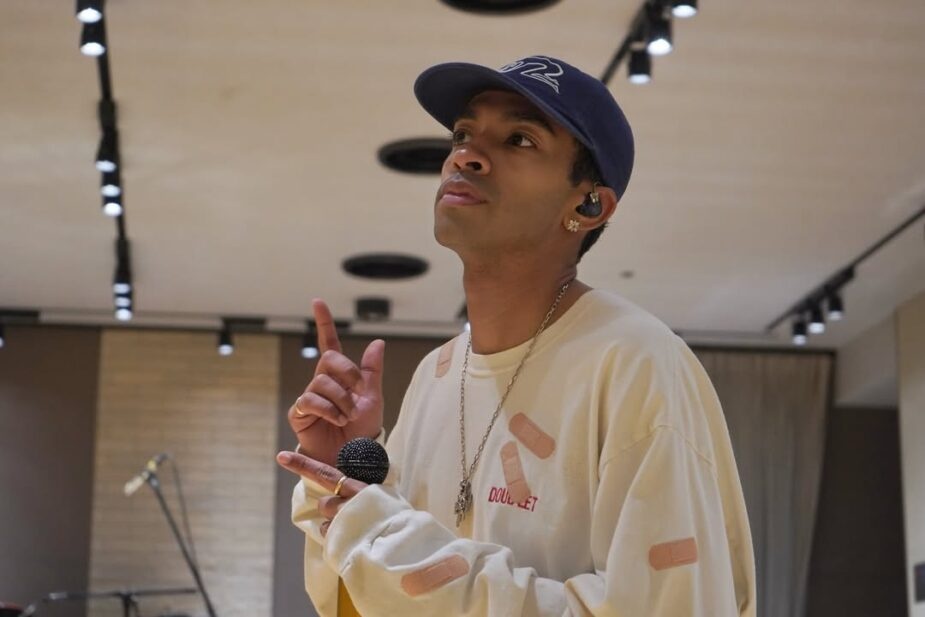 Ket cuc cua nam ca si bi bat vi khoa than tren pho hinh anh