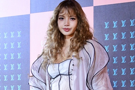 Lisa gay ngo ngang hinh anh