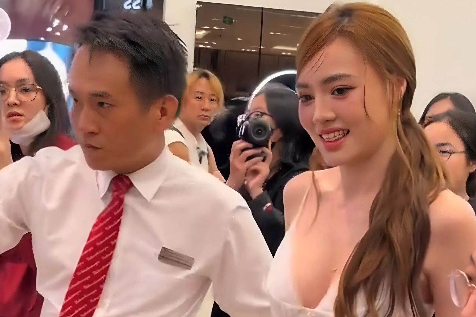 Ninh Duong Lan Ngoc gay lo lang hinh anh