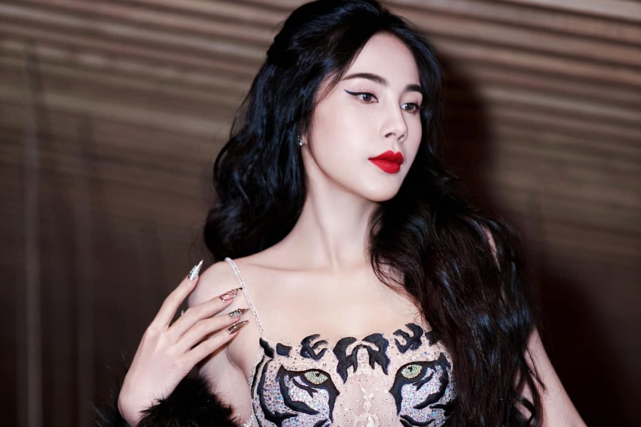 Thuy Tien bat ngo vang mat hinh anh