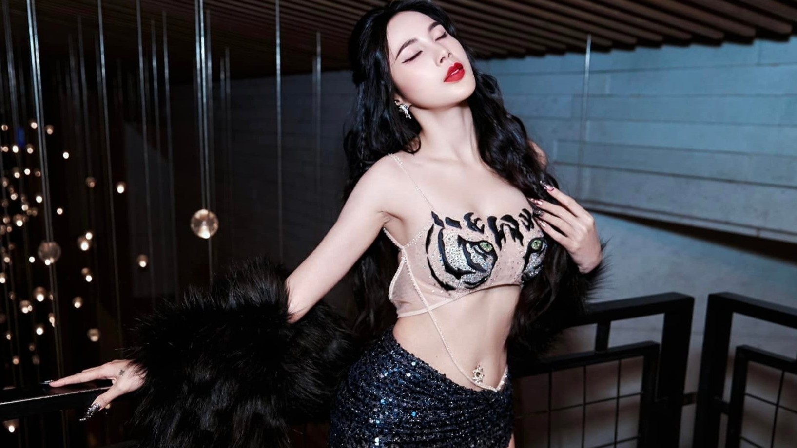 Thuy Tien bat ngo vang mat hinh anh