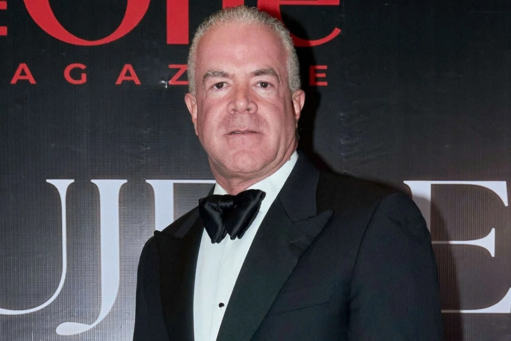 Chu tich Miss Universe bi truy na hinh anh