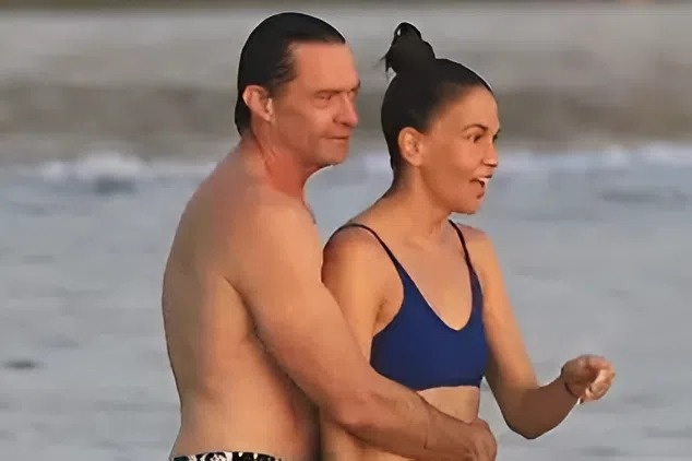 'Nguoi Soi' Hugh Jackman si me ban gai kem 7 tuoi hinh anh