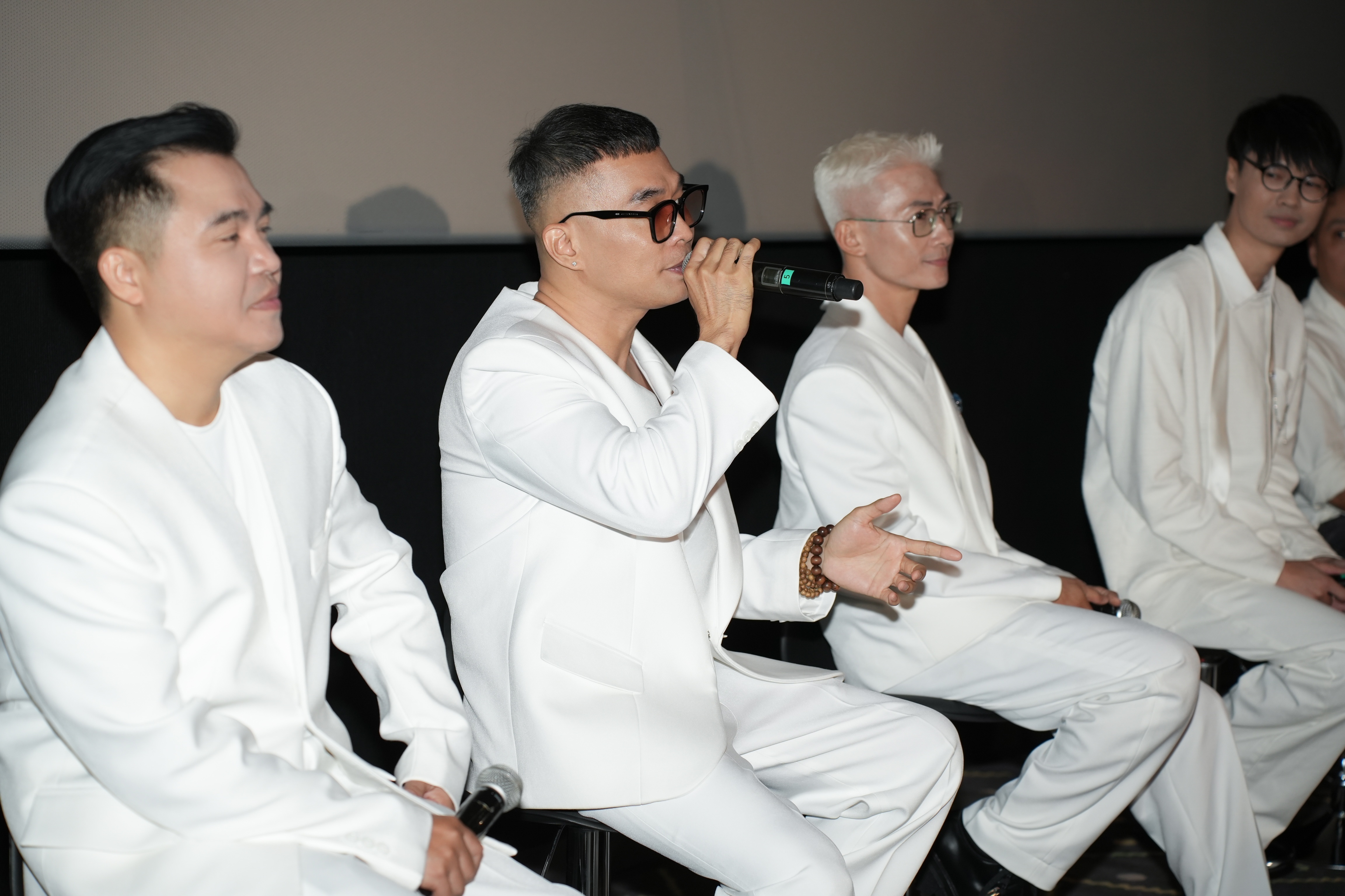 Nhom MTV gay chu y khi ket hop ca si ao Ann hinh anh