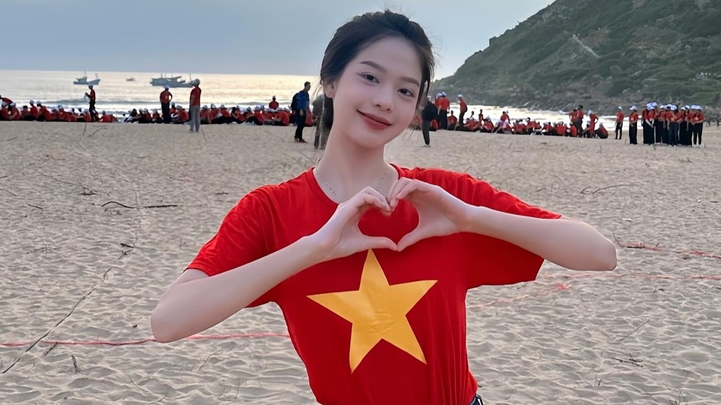 Hoa hau Thanh Thuy 'di bao', Hoa Minzy vo oa vi U23 Viet Nam hinh anh