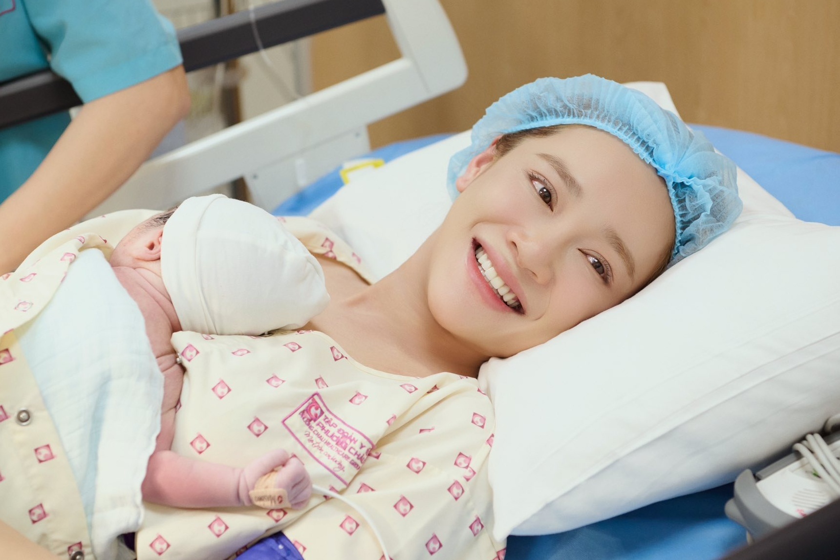 Nha Phuong sinh con thu 3, Truong Giang xin loi vi khong o ben hinh anh