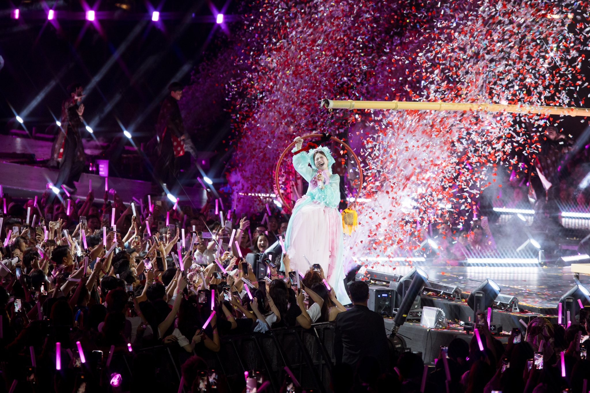 Hoa Minzy bung no trong fan concert dau tien trong su nghiep hinh anh