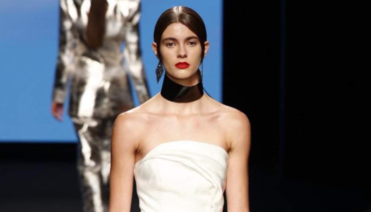 Nguoi mau 21 tuoi qua doi hinh anh