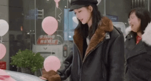 Nu dien vien thuong Tet bang oto cho nhan vien hinh anh