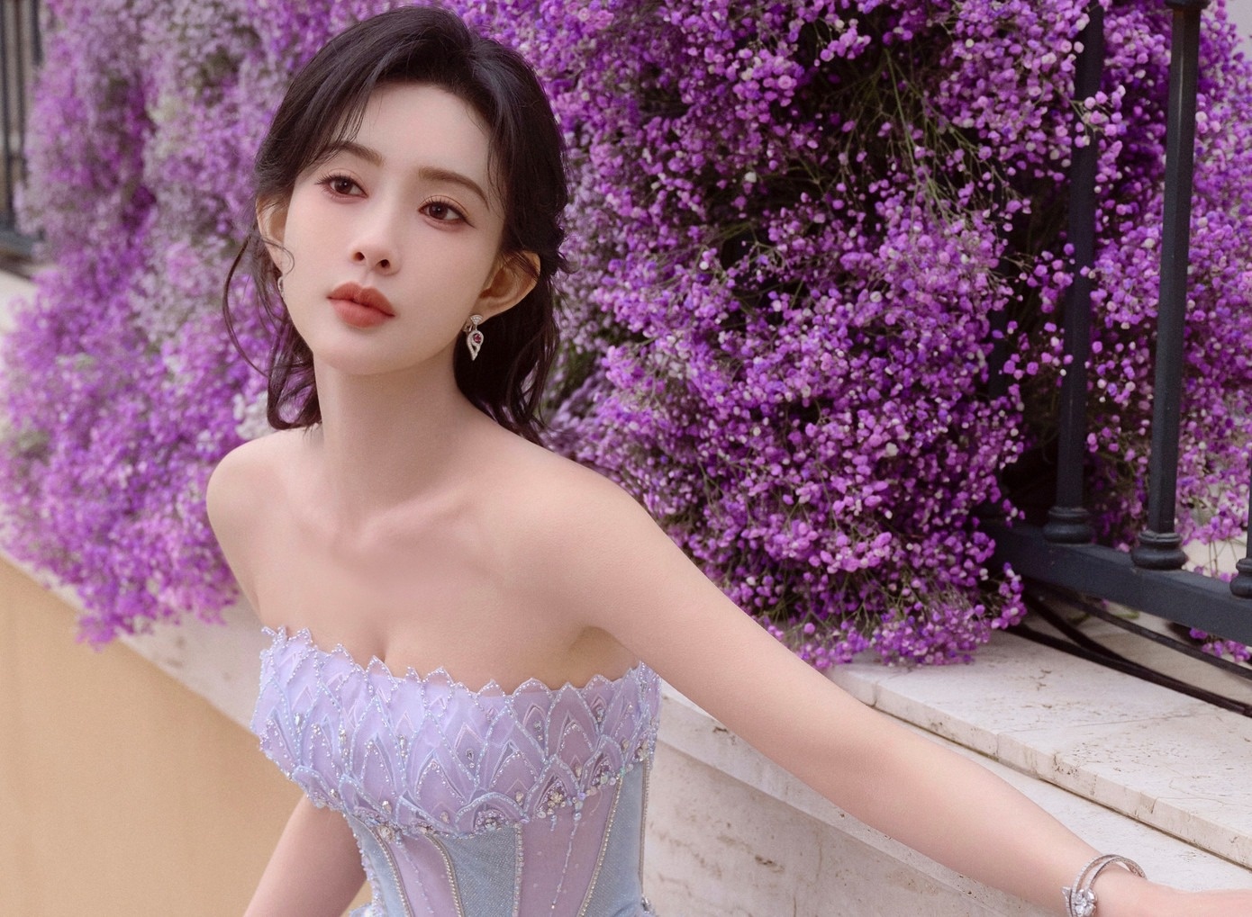 Nu dien vien thuong Tet bang oto cho nhan vien hinh anh