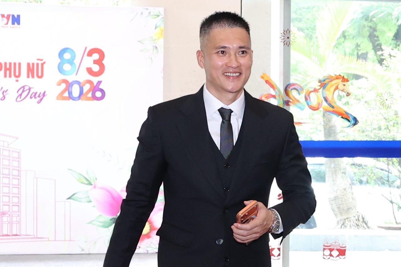 Cong Vinh hiem hoi di su kien hinh anh