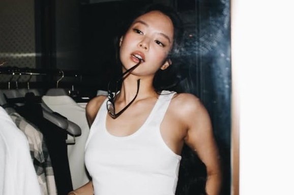 Jennie cau xin khan gia hinh anh