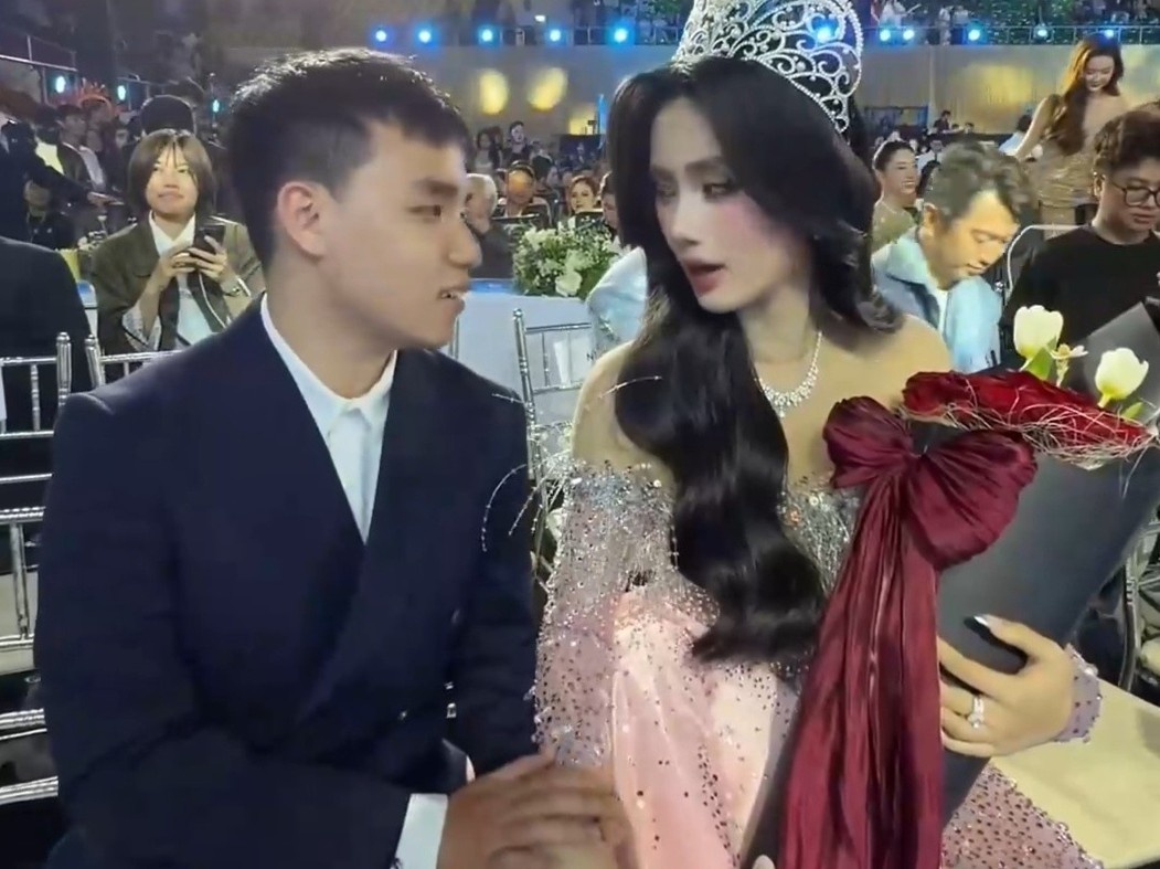 Hoa hau Y Nhi va ban trai tinh tu hinh anh