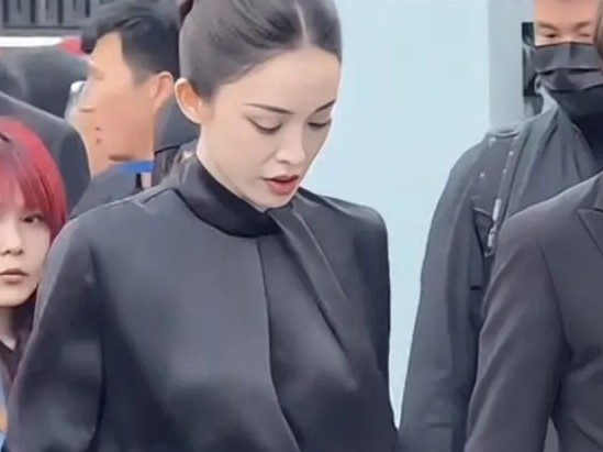 Co Luc Na Trat gay tranh luan ve trang phuc hinh anh